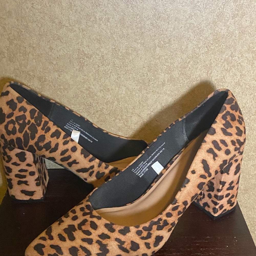 A new Day Cheetah pointed toe chunky heel! Like new condition, lots of wear left - Picture 6 of 11